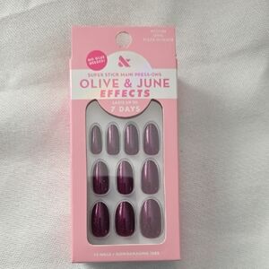 Olive & June Press-On Nails Medium Oval in Plaza Shimmer
